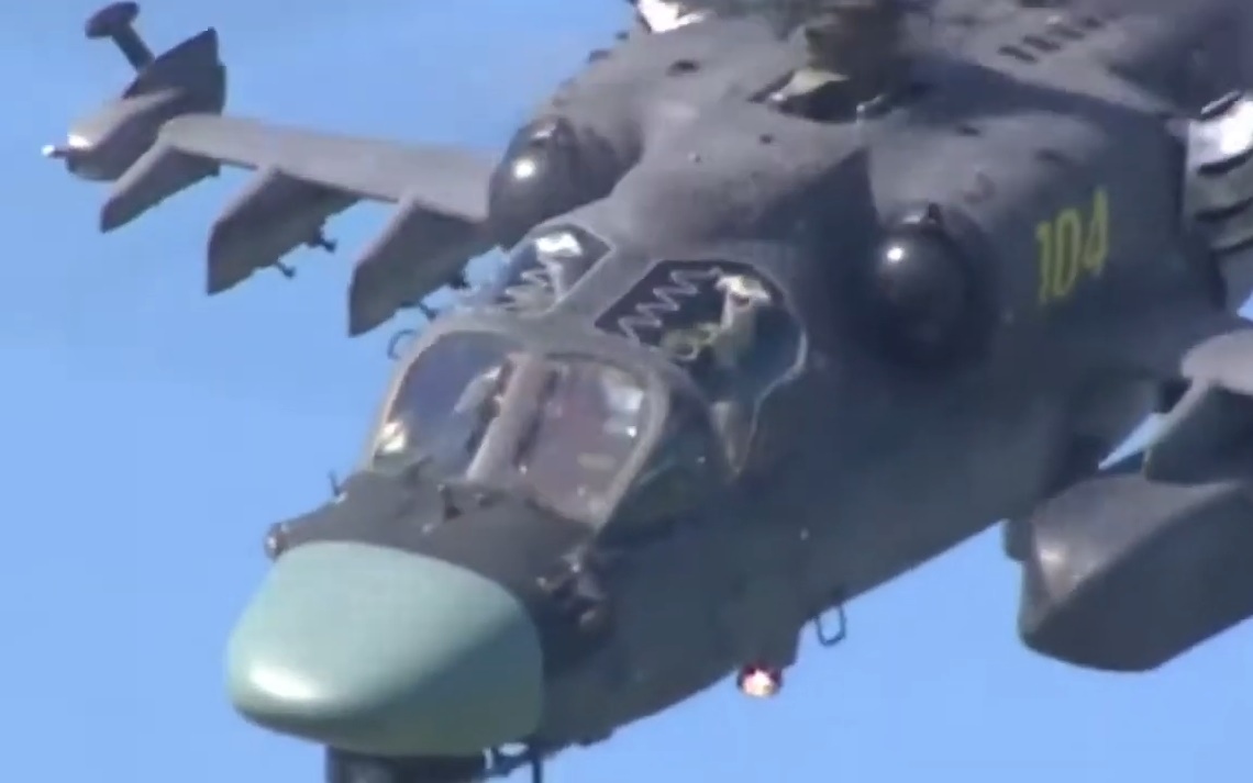 Trực thăng “Cá sấu” Ka-52 của Nga xoay vòng, chao lượn trên không